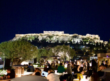 A vibrant rooftop bar in Athens overlooking the illuminated Acropolis, the perfect start to a Greece itinerary 10 days in 2026.